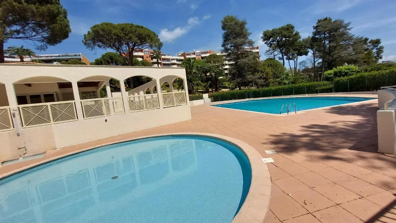 Charmant Appartement Residentiel Avec Terrasse, Jardin Privatif Et Piscine A Cannes