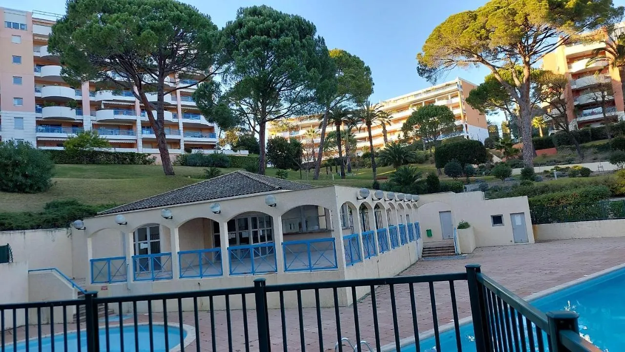Charmant Appartement Residentiel Avec Terrasse, Jardin Privatif Et Piscine A Cannes Daire