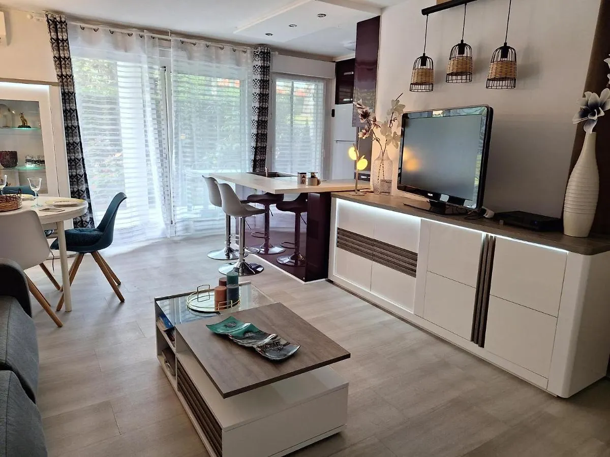 Charmant Appartement Residentiel Avec Terrasse, Jardin Privatif Et Piscine A Cannes 0*,  Fransa