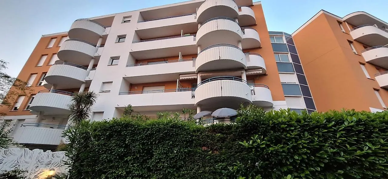 Charmant Appartement Residentiel Avec Terrasse, Jardin Privatif Et Piscine A Cannes