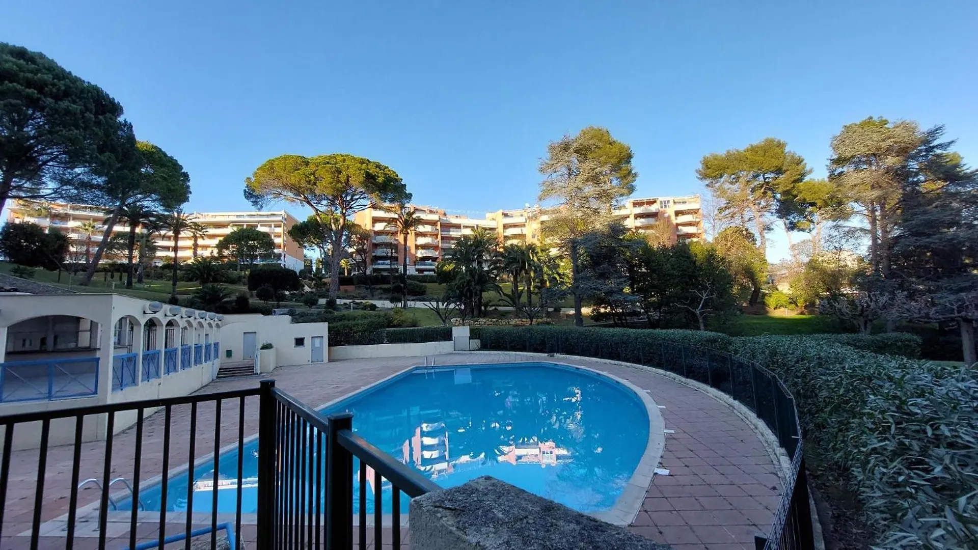 Charmant Appartement Residentiel Avec Terrasse, Jardin Privatif Et Piscine A Cannes 0*,  Fransa